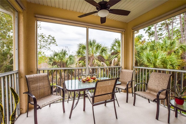 sunroom with ceiling fan