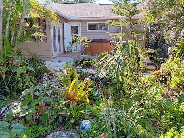 601 E Seminole Dr, Venice, FL 34293 - view of yard featuring a hot tub