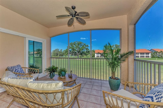 sunroom with ceiling fan