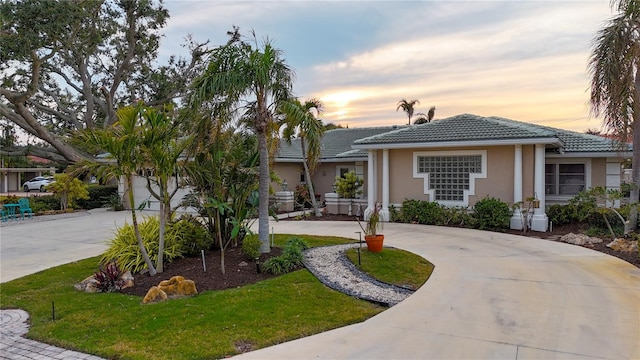 view of front facade featuring a garage and a lawn