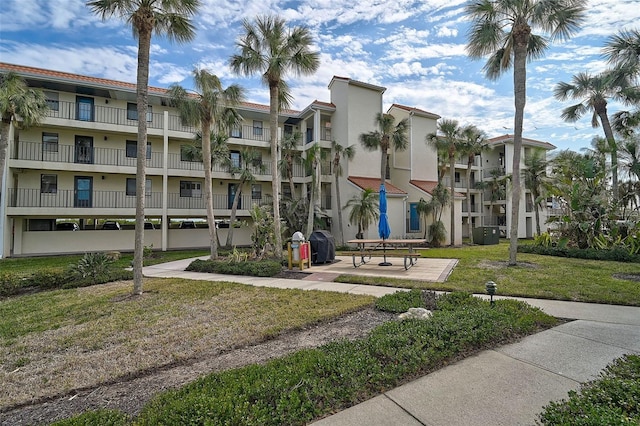 view of home's community featuring a yard