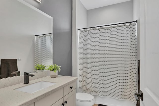 bathroom with a shower with curtain, vanity, and toilet