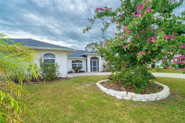 view of front of property with a front yard