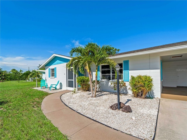 single story home featuring a front lawn