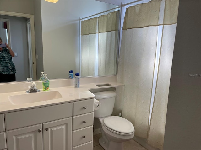 full bathroom with toilet, a shower with shower curtain, and vanity