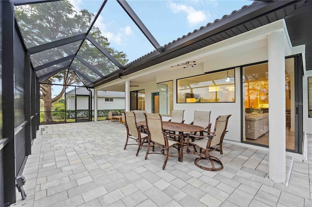 sunroom with lofted ceiling