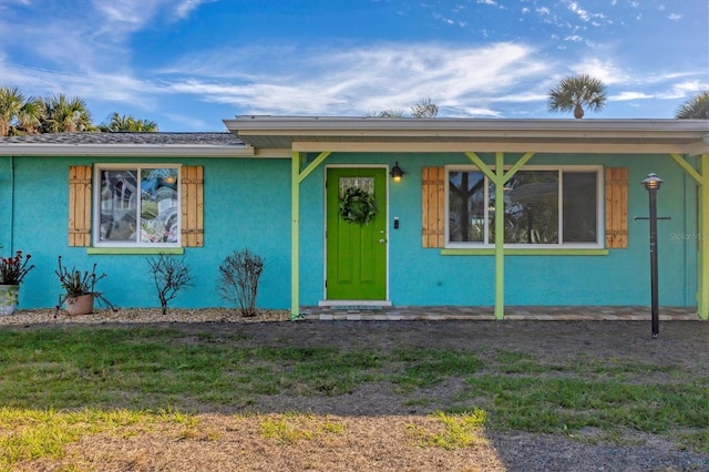 view of front of home featuring a front yard