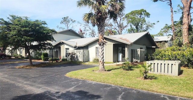 view of front facade with a front lawn