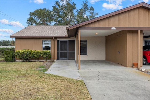 view of front facade featuring a front yard and a carport