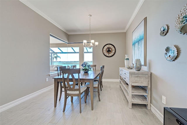 dining room with ornamental molding, a notable chandelier, and light hardwood / wood-style flooring