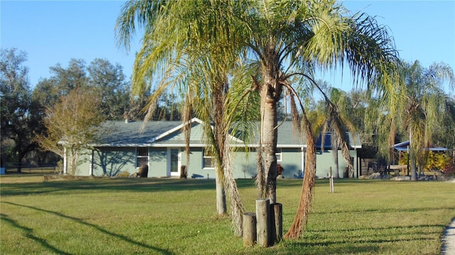 view of front of property featuring a front yard