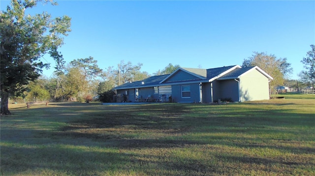 view of front facade featuring a front yard