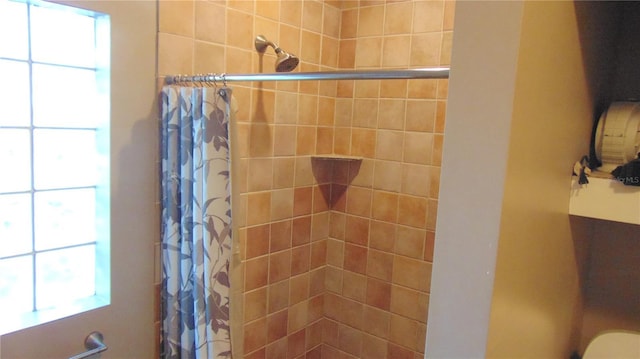 bathroom featuring a shower with shower curtain