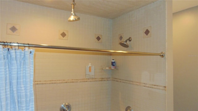 bathroom featuring shower / bath combo