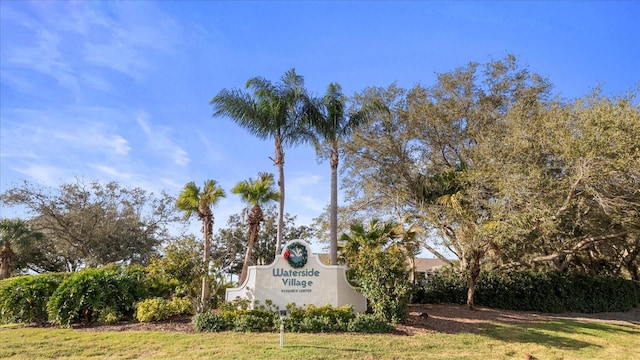 community / neighborhood sign featuring a lawn