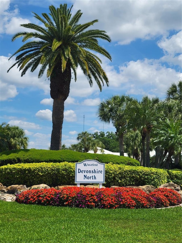 community / neighborhood sign featuring a lawn