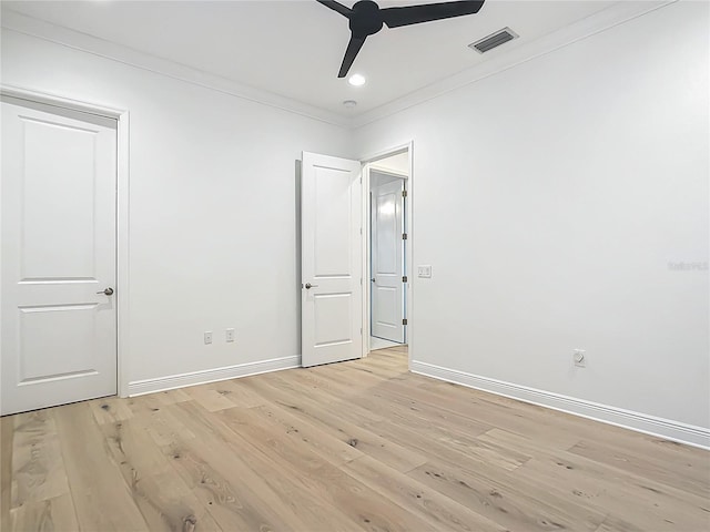 empty room featuring crown molding, light hardwood / wood-style flooring, and ceiling fan