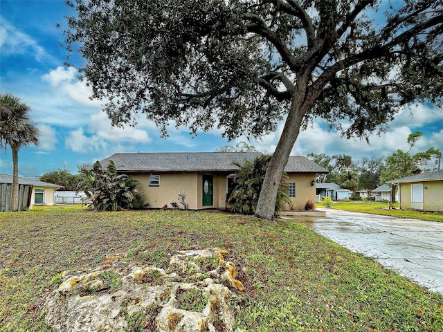 single story home with a front yard