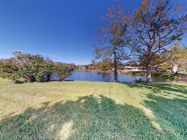 view of yard featuring a water view