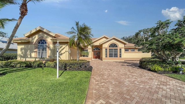 view of front of home featuring a front lawn