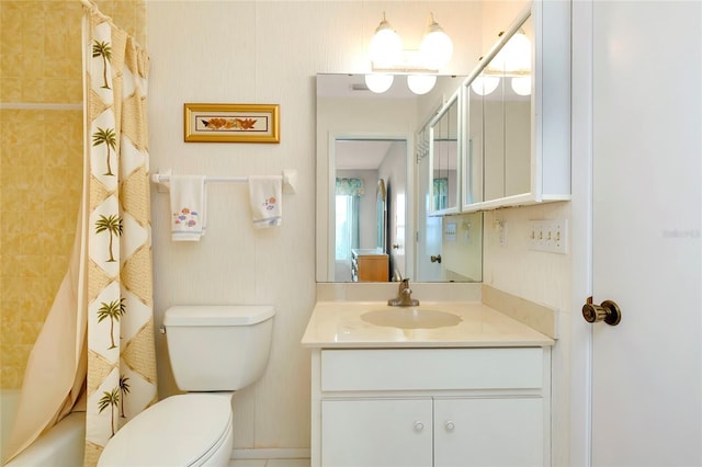 full bathroom with toilet, vanity, and shower / bath combo