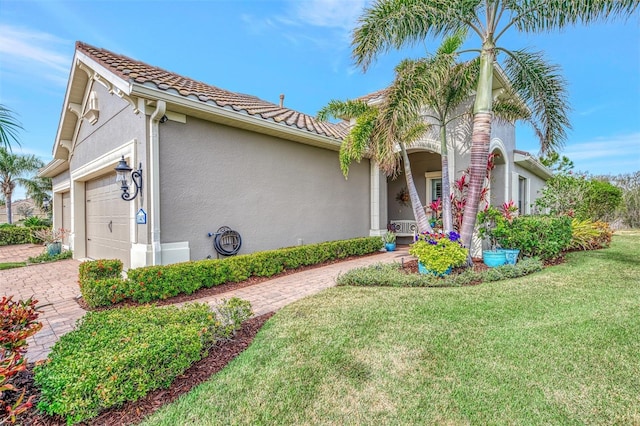 view of front of home featuring a garage and a front yard