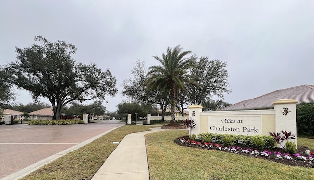 community sign with a lawn