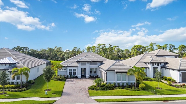 view of front of home featuring a front yard