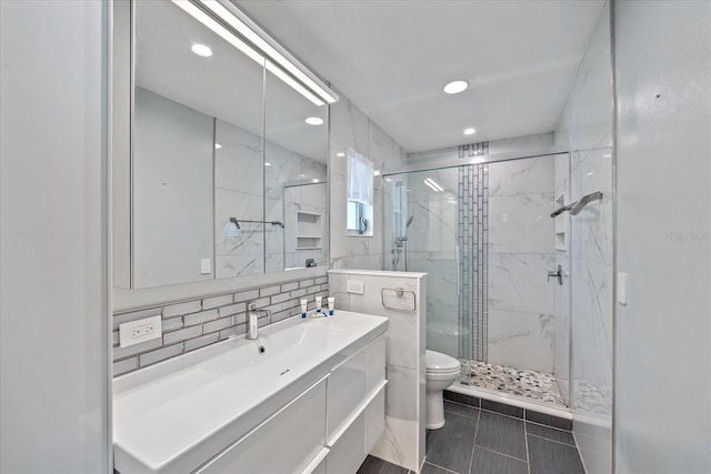 bathroom featuring walk in shower, vanity, toilet, and tasteful backsplash