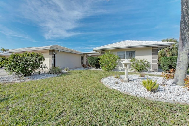 view of front of property with a front lawn