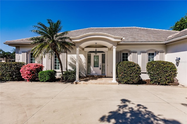 property entrance featuring ceiling fan