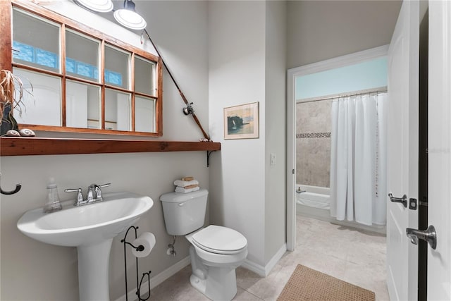 full bath featuring shower / bath combination with curtain, baseboards, and toilet