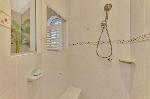 bathroom featuring a tile shower