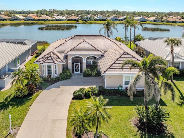 view of front of property featuring a front yard and a water view