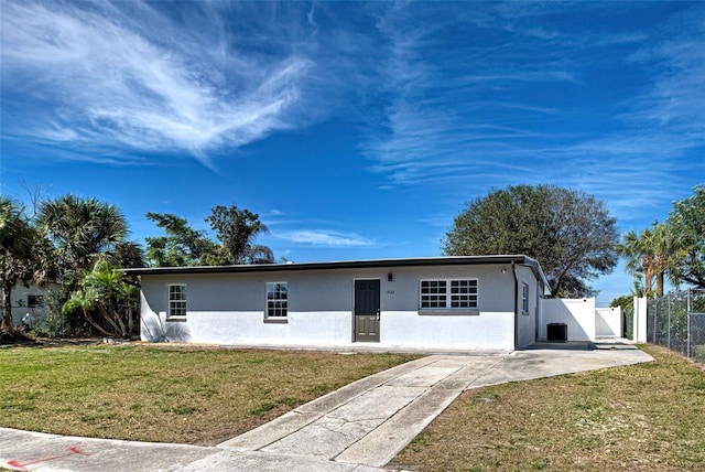 ranch-style home featuring a front yard