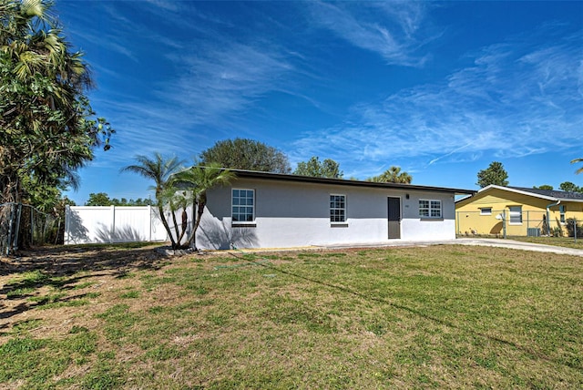 single story home with a front yard