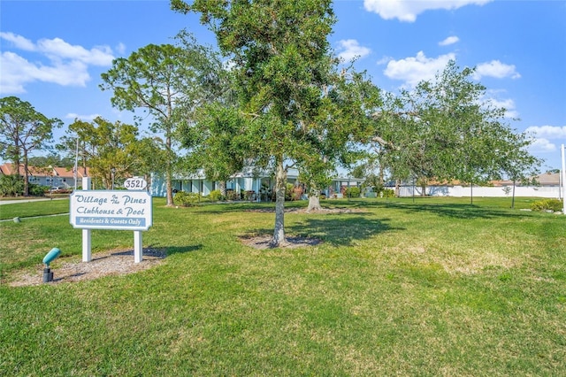 view of property's community featuring a yard