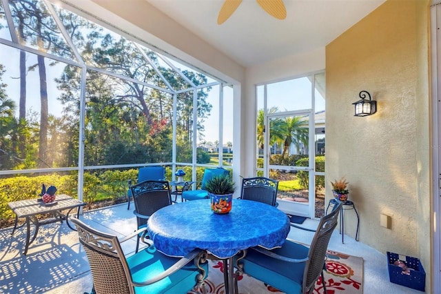 sunroom with ceiling fan