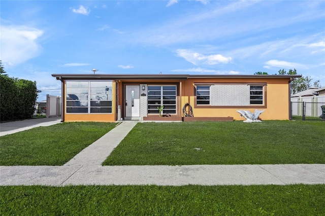 view of front facade featuring a front yard