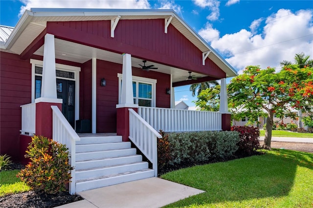 view of front of property with ceiling fan and a front lawn