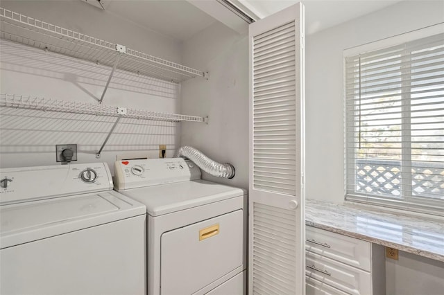 washroom featuring washing machine and clothes dryer