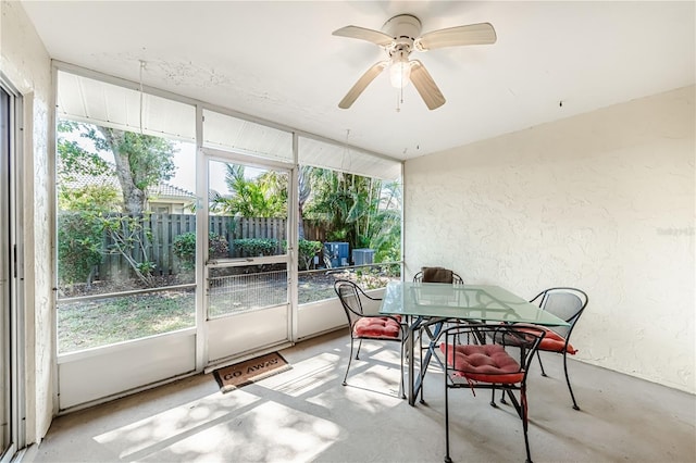 sunroom with ceiling fan