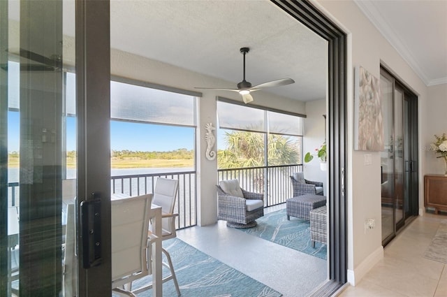 sunroom with ceiling fan