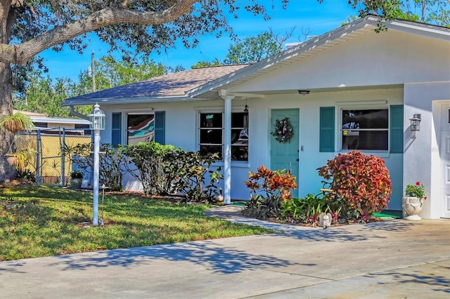 view of front of property with a front yard