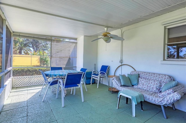 sunroom with ceiling fan