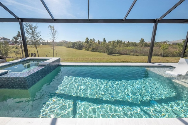 view of pool with an in ground hot tub, a lanai, and a yard