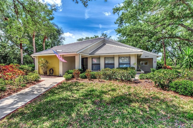 ranch-style house featuring a front yard