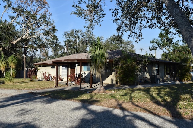 ranch-style house with a front yard