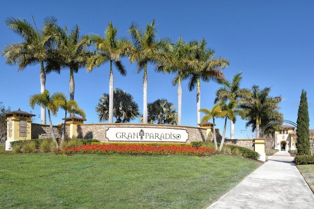 community / neighborhood sign featuring a yard