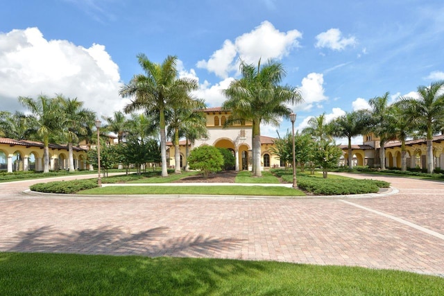 view of front facade featuring a front lawn